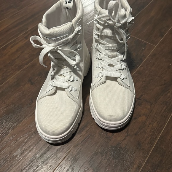 Dr Marten’s combs platform Combat white lace up boots size 9. - Picture 3 of 11